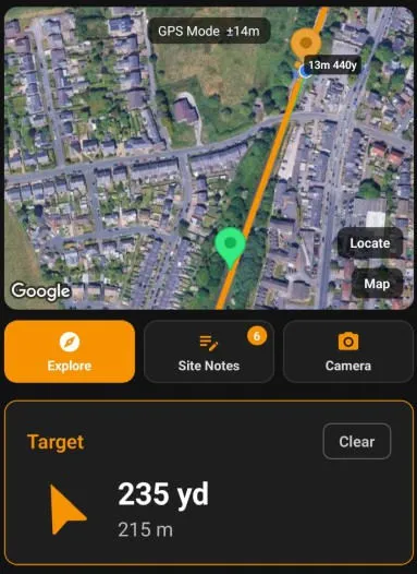 The target card: an arrow and the distance to walk, under the map with a green target marker.